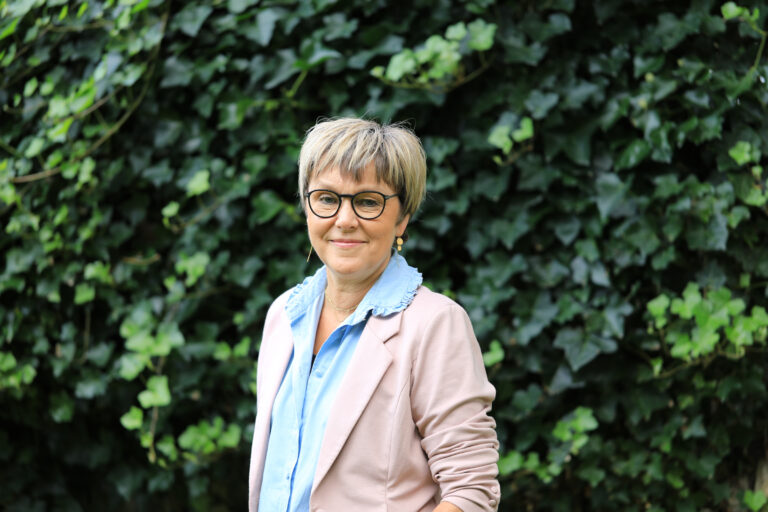 Portrættet tegnes i mellemrummet